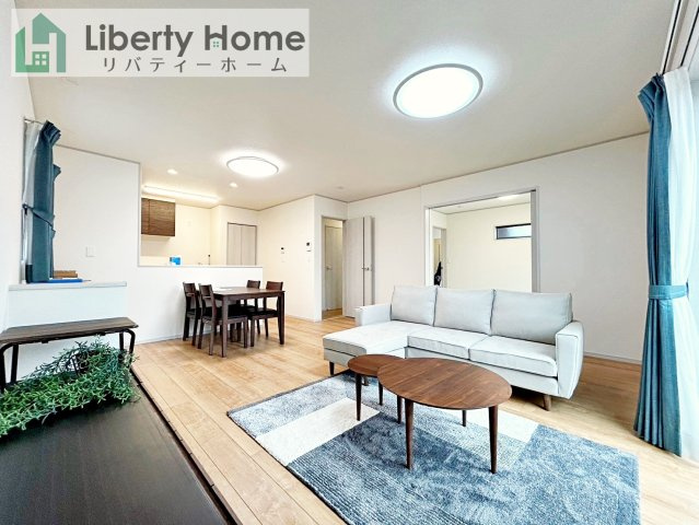 坂東市沓掛23-P1　2号棟　の居間・リビング