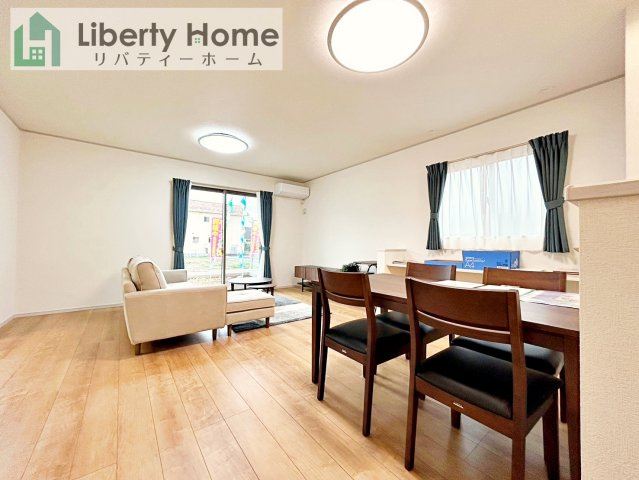 坂東市沓掛23-P1　2号棟　の居間・リビング