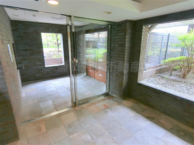 レジデンス新蒲田スクエアのエントランス|防犯カメラ　TVモニター付オートロック　宅配BOXのあるエントランス