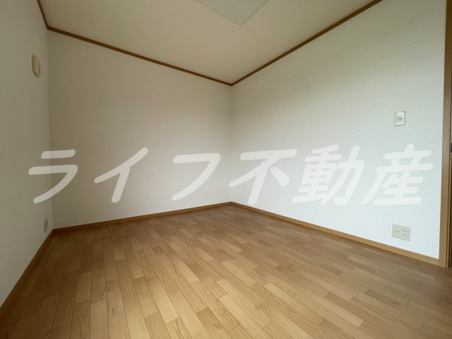 ブルック・コートA棟の洋室|落ち着いた色調の洋室です
