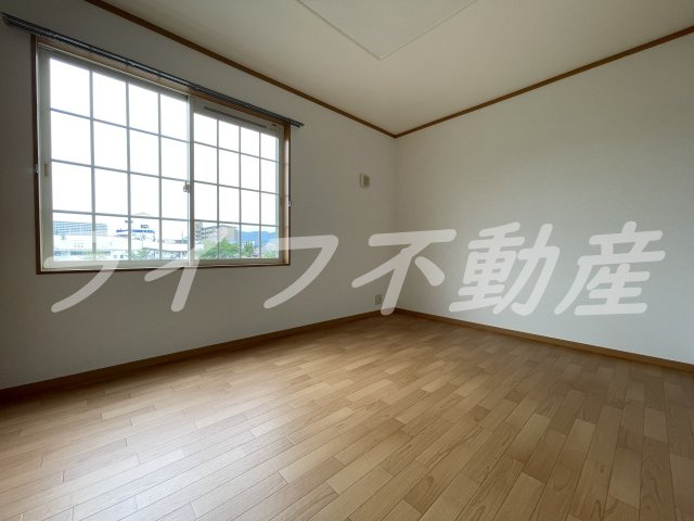 ブルック・コートA棟の寝室|使い勝手のいい寝室です