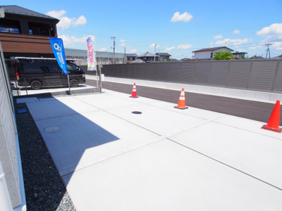 【駐車場】 | Blooming　Garden　中志和田　３号棟 | 3台停められるので、急な来客時も安心ですね♪