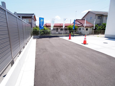 【駐車場】 | Blooming　Garden　中志和田　３号棟 | 駐車場前、幅員4mの道路に接しています◎