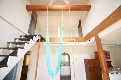 【居間・リビング】 | 太田市脇屋町　中古戸建 | 空中ヨガ（エアリアル）や鉄棒（ぶら下がり）等で使用していました☆