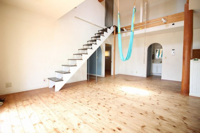 【居間・リビング】 | 太田市脇屋町　中古戸建 | こちらのリビングで趣味の時間をお楽しみください