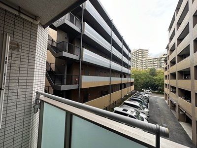 【展望】 | ヨネビル港北 | バルコニーからの眺望です♪2階にあるので人目が気にならないのが嬉しいですよね☆
