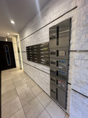 【その他共用部分】 | ヨネビル港北 | 共用エントランスには宅配BOXがあるので荷物の受け取りもスムーズに♪再配達の手間がかからないのが魅力♪