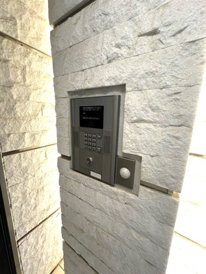 【エントランス】 | ヨネビル港北 | 共用エントランスは不審者の侵入を未然に防ぐオートロック付き！防犯対策充実しています◎