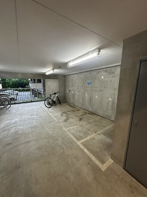【その他共用部分】 | ヨネビル港北 | 敷地内に屋内バイク置き場を完備しています！バイクをお持ちの方にオススメです♪