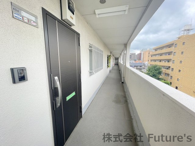 カンフォート流山のその他共用部分|玄関前の共用通路の写真です