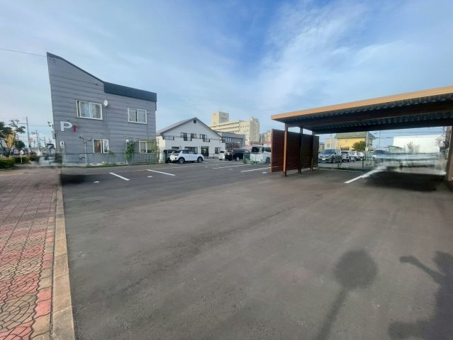 共栄大通8丁目ビルの駐車場