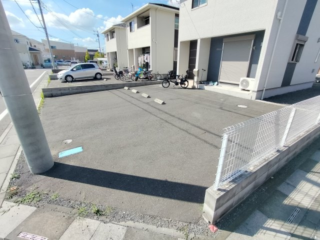 ガーデンコート美園の駐車場