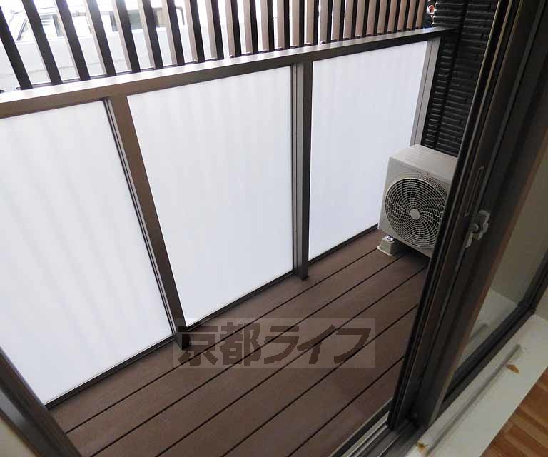 Ｃｈａｒｉｓ御所東のバルコニー