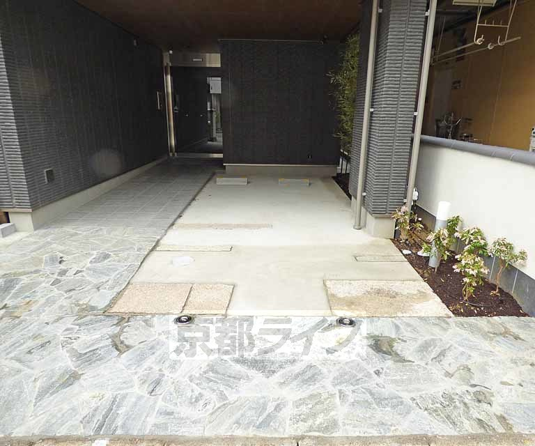 Ｃｈａｒｉｓ御所東の玄関