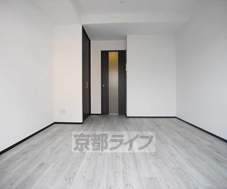 Ａｐｐａｒｔａｍｅｎｔｏ御所西の居間・リビング|白を基調とした明るい室内。※床の色が部屋により異なります。