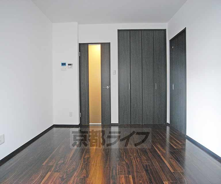 Ａｐｐａｒｔａｍｅｎｔｏ御所西の居間・リビング|ダークカラーのお部屋も有ります。※床の色が部屋により異なります。