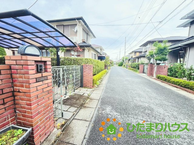 白岡市新白岡2丁目　中古一戸建ての前面道路含む現地写真