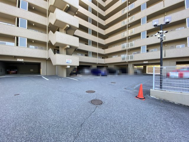 広島市安佐南区伴東５丁目の中古マンションの駐車場