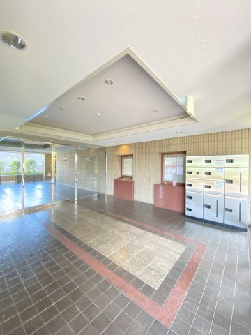 広島市安佐南区伴東５丁目の中古マンションのエントランス