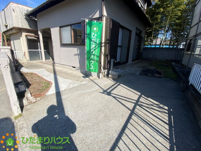 白岡市白岡　中古一戸建ての駐車場|軽自動車1台停められるかといったスペースです。