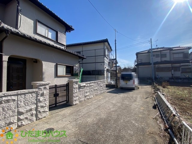 白岡市白岡　中古一戸建ての前面道路含む現地写真|自動車1台分ほどの幅になっております。