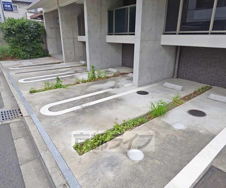 ドルフソレイユ鞍馬口の駐車場