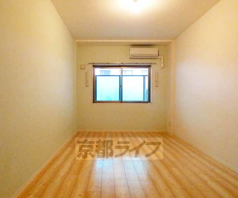 ドルフソレイユ鞍馬口の居間・リビング|内装は落ち着いています