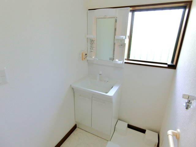 東金市上谷戸建５LDKの独立洗面台