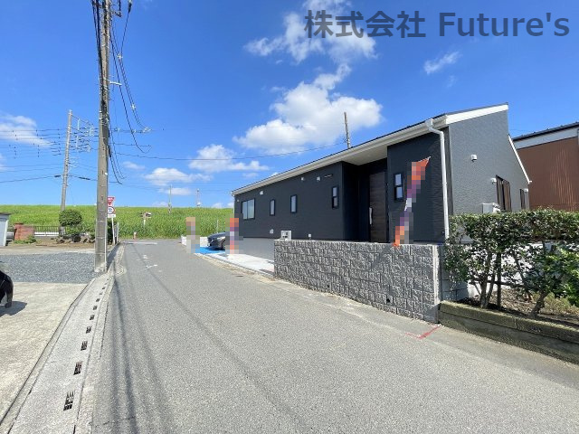 三郷市鷹野1丁目　新築平屋戸建　全1棟の前面道路含む現地写真|前面道路含む現地写真です。