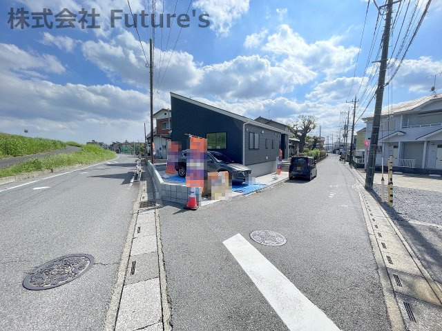 三郷市鷹野1丁目　新築平屋戸建　全1棟の前面道路含む現地写真|前面道路含む現地写真です。