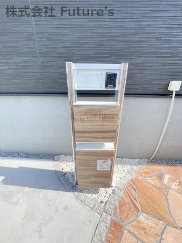 三郷市鷹野1丁目　新築平屋戸建　全1棟のエントランス|不在時に便利な宅配BOX