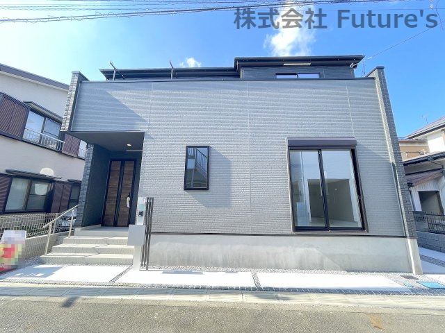 三郷市戸ケ崎2丁目　新築戸建　全1棟の外観|シックな色合いの邸宅です