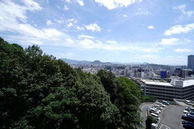 【展望】 | 【上質リノベ】トーカンマンション山根町センターウィング | 【四季を感じる】
四季の移ろい・爽やかな青空や風を感じられ
自然を愉しめるパノラマビュー。
毎日の暮らしに余裕を感じさせてくれる、
遮る物の無い開放的な眺望を是非、ご堪能ください。