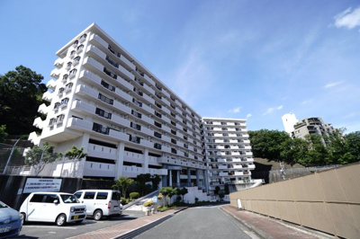 【外観】 | 【上質リノベ】トーカンマンション山根町センターウィング | 【耐震性】
耐震性の高さを判断するポイントは、
建築確認申請日が1981年6月1日以降の
新耐震基準に適合しているかどうか。
震度６程度の大地震でも
建物が崩壊しないレベルが基準になりました。