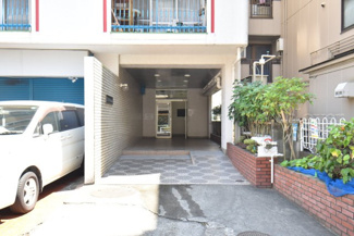 【エントランス】 | お客様を、そして住人を出迎えてくれるマンションのエントランス。ゴミが落ちていないことからも、管理状態の良さや住民の節度の高さが見て取れます。～即日のご見学可能～　お問合せはお気軽にどうぞ。
