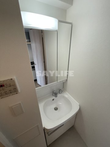 アドバンス大阪ストーリアの独立洗面台