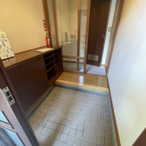 健康マンション2号棟の玄関