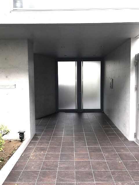 音羽FLATSのエントランス