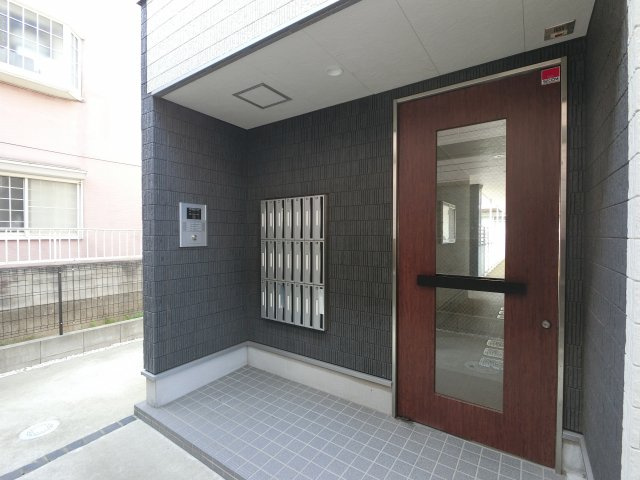 リブリ・MYU前原のエントランス