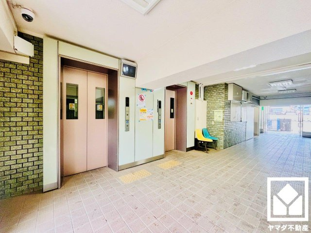 九条住宅B棟のロビー