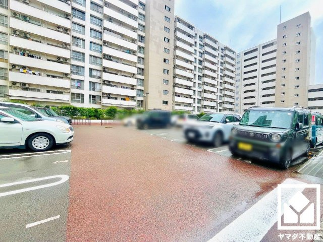 九条住宅B棟の駐車場