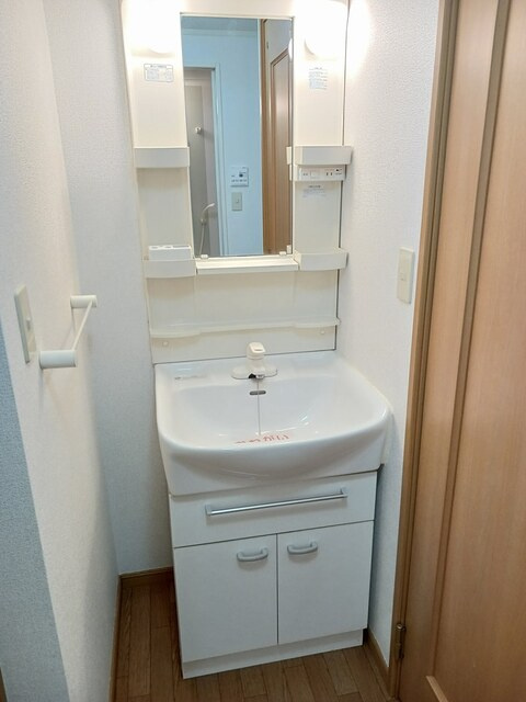 ロイヤルシャトーの洗面所|明るい洗面所です