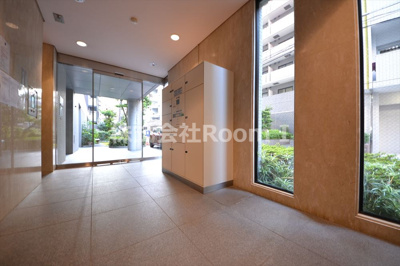 【ロビー】 | レジディア西天満（旧リヴァージュ西天満） | 宅配ボックスですゆとりのあるロビーです