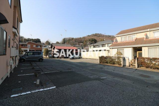 メゾンドソアの駐車場