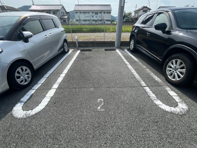 メゾン・ルーチェＡ棟の駐車場