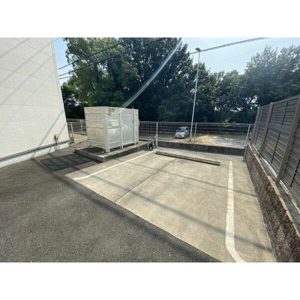 ストロベリーの駐車場