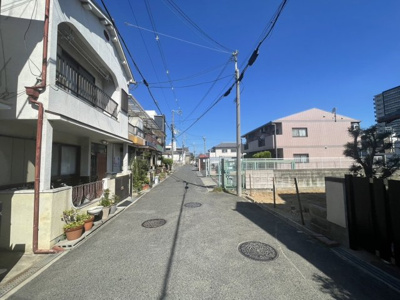 【前面道路含む現地写真】 | 旭小・建築条件なし・更地渡し・土地20.6坪・泉大津市東雲町 | 前面道路含む現地写真です