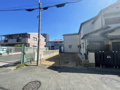 【前面道路含む現地写真】 | 旭小・建築条件なし・更地渡し・土地20.6坪・泉大津市東雲町 | 前面道路含む現地写真です