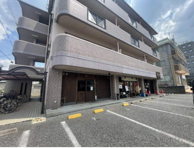 湖南市岩根中央２丁目の店舗一部の駐車場|駐車場に車を止められます