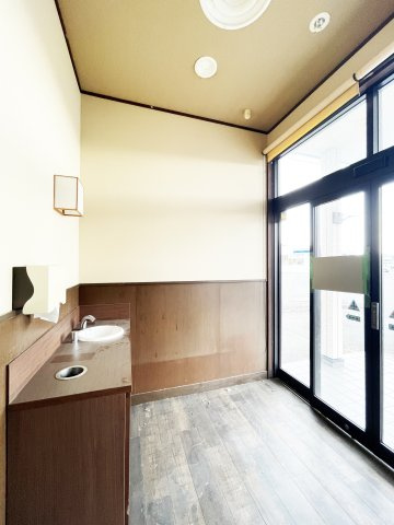 徳島市川内町加賀須野の店舗事務所のエントランス